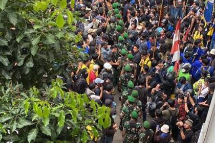 TNI Ikut Kena Ejek Mahasiswa di Polda Metro Jaya: Balik ke Barak!