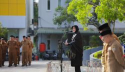 Wali Kota Banda Aceh Illiza Sa’aduddin Djamal memimpin apel gabungan ASN Pemko Banda Aceh awal Agustus 2025 di halaman Balai Kota, Senin (4/8/2025).