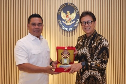 Bupati Aceh Besar Muharram Idris menemui Menteri Kesehatan RI, Budi G. Sadikin, di Jakarta, Jum'at (8/8). (Foto: Ist)