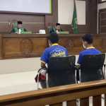 Majelis Hakim Mahkamah Syar’iyah Banda Aceh, Senin (11/8) menghukum 80 kali cambuk dua pria berinisial QH (20) dan RA (21), yang terbukti melakukan hubungan sesama jenis (gay) di dalam toilet Taman Sari. (Foto: Ist)