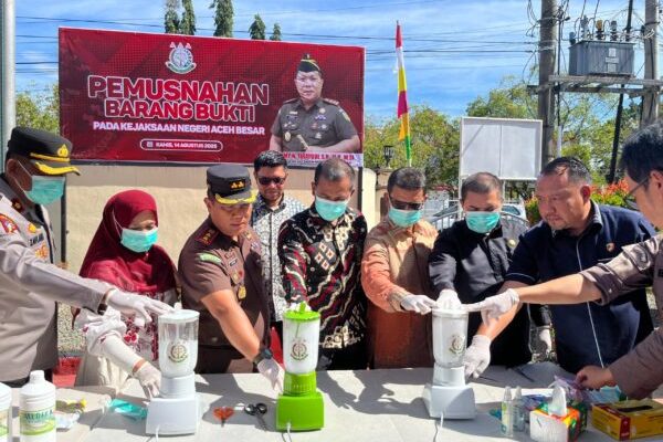 Kejari Aceh Besar memusnahkan barang bukti dan barang rampasan puluhan kasus pidana yang telah berkekuatan hukum tetap di halaman Kantor Kejari setempat, Kamis (14/8). (Foto: Ist)