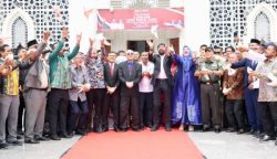 Gubernur Aceh Muzakir Manaf atau Mualem saat menghadiri peringatan 20 tahun perdamaian Aceh di Balai Meuseuraya Aceh, Jum'at (15/8/2025). (Foto: Ist)