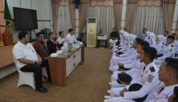 Wagub Aceh Fadhlullah didampingi sejumlah kepala SKPA memberikan arahan kepada Purna Praja IPDN angkatan XXXII di aula rumah dinas Wagub, Banda Aceh (15/8). (Foto: Ist)
