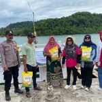 Forkopimcam Pulo Aceh menyerahkan beras SPHP secara simbolis kepada masyarakat pada program GPM Dinas Pangan Aceh Besar di Kemukiman Pulo Breuh, Kecamatan Pulo Aceh, Jum'at (22/8). (Foto: Ist)