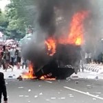 Massa membakar mobil polisi dan menjebol kantor Pemkab Pati saat demo menuntut Bupati Sudewo mundur, Rabu (13/8/2025).