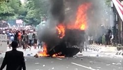 Massa membakar mobil polisi dan menjebol kantor Pemkab Pati saat demo menuntut Bupati Sudewo mundur, Rabu (13/8/2025).