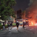 Dua Bus Polisi Ludes Dibakar di Markas Gegana Brimob Jakarta Pusat