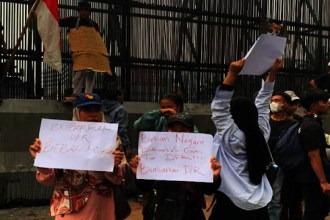 Aksi demonstrasi di depan Gedung DPR RI, Senayan, makin ramai pada Senin (25/8/22025) siang ini.