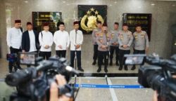 Ulama dan dai kondang Ustaz Abdul Somad (UAS) bersama Kapolri Jenderal Pol Listyo Sigit Prabowo usai memberi ceramah di Mabes Polri, Jakarta Selatan, Jum'at (26/9). (Foto: Ist)