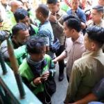 Wapres Gibran Bawa Satu Truk Isi Sembako, Dibagikan ke Driver Ojol di Stasiun Gondangdia