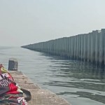 Viral di media sosial tanggul beton sepanjang 2–3 kilometer yang menghalangi aktivitas nelayan di pesisir Cilincing, Jakarta Utara.