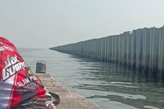 Viral di media sosial tanggul beton sepanjang 2–3 kilometer yang menghalangi aktivitas nelayan di pesisir Cilincing, Jakarta Utara.