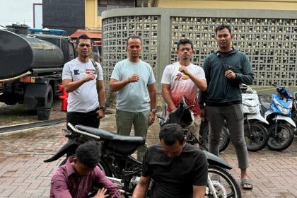 Dua pria berinisial RP (42), warga Aceh Besar dan RAS (19), warga Abdya ditangkap Unit Ranmor Satreskrim Polresta Banda Aceh, Sabtu siang (18/10). Keduanya diduga mencuri sepeda motor yang diparkir di halaman masjid. (Foto: Ist)