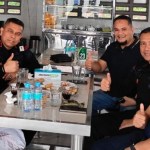 Bincang pagi ulama Aceh Besar dari Dayah Ulee Titi, Abu Kahir, dengan pengusaha Aceh Nahrawi Noerdin atau Toke Awi dan Dansat Brimob Polda Aceh Kombes Pol Zuhdi Batubara serta Danden Gegana Kompol Akmal di Coffee D’Energi, Aceh Besar, Senin (20/10).