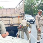 Penertiban PKL oleh Satpol PP-WH Kota Banda Aceh di sepanjang Jalan Syiah Kuala dan menyita sejumlah barang milik pedagang yang berjualan di lokasi terlarang.