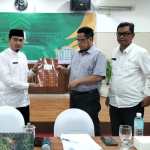 Ketua Perkumpulan Penyandang Disabilitas Indonesia (DPD PPDI) Aceh, Hamdanil, menyerahkan resume bahan pertimbangan kepada Kepala Biro Isra Setda Yusrizal pada rapat pembentukan Tim Penyusunan Pergub Turunan Qanun Disabilitas, Rabu (22/10) di kantor Gubernur Aceh. (Foto: Dok DPD PPDI Aceh)