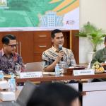 Sekda Aceh, M. Nasir Syamaun memimpin pertemuan dengan Kepala Koordinasi dan Supervisi Wilayah I KPK RI, Harun Hidayat, di Ruang Potensi Daerah, Kantor Gubernur Aceh, Kamis (23/10). (Foto: Ist)