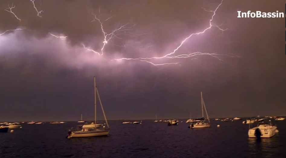 VDO/ Photos : L&rsquo;orage et un éclair au ralenti, sur le Bassin…