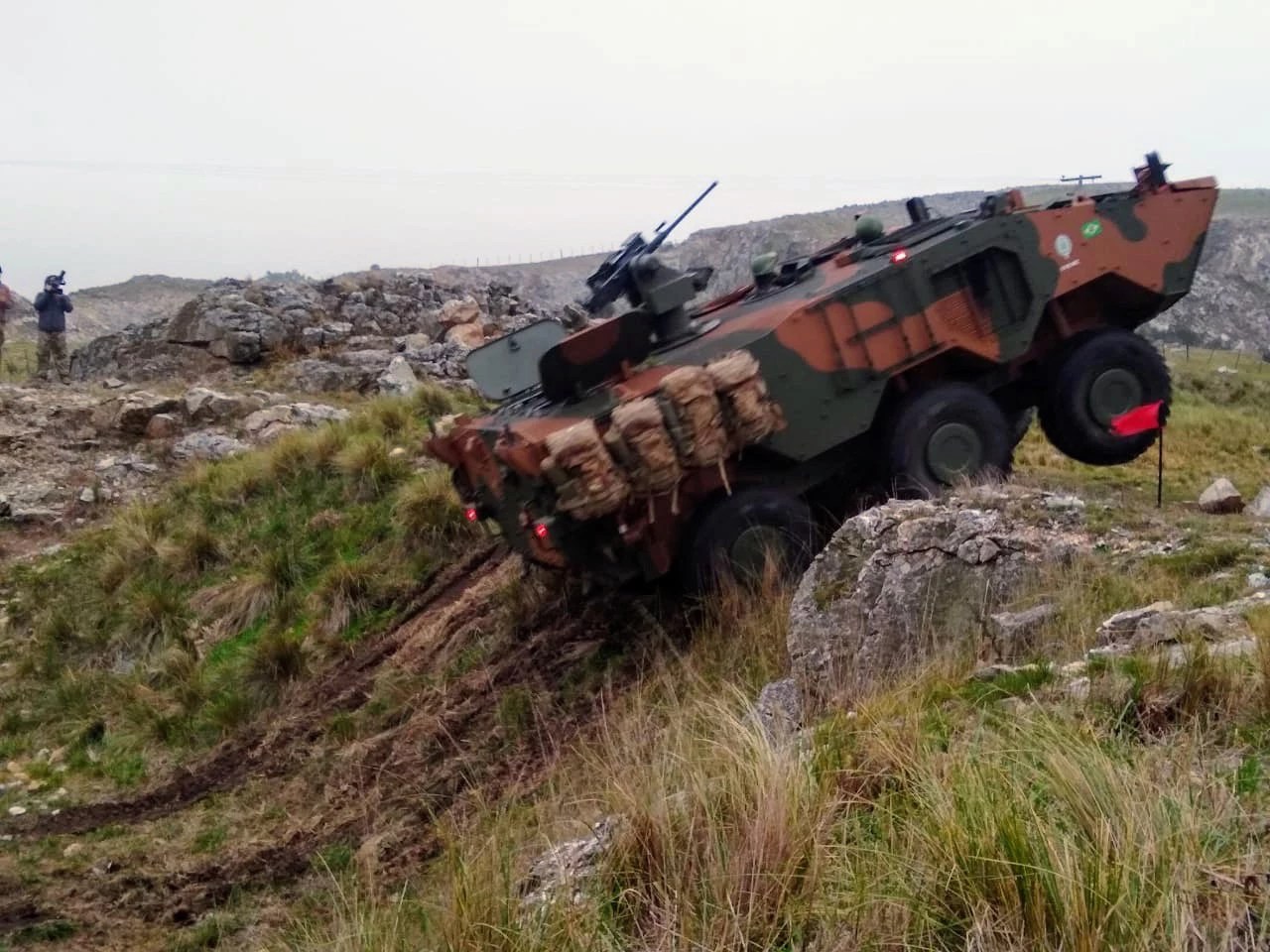 El ministro de defensa de argentina, agustín rossi, participó en un acto de . El Ejercito Argentino Finaliza La Evaluacion Del Blindado Iveco 6x6 Guarani
