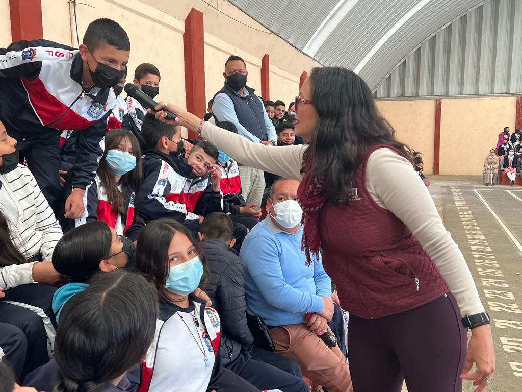 joven con maestra del icti
