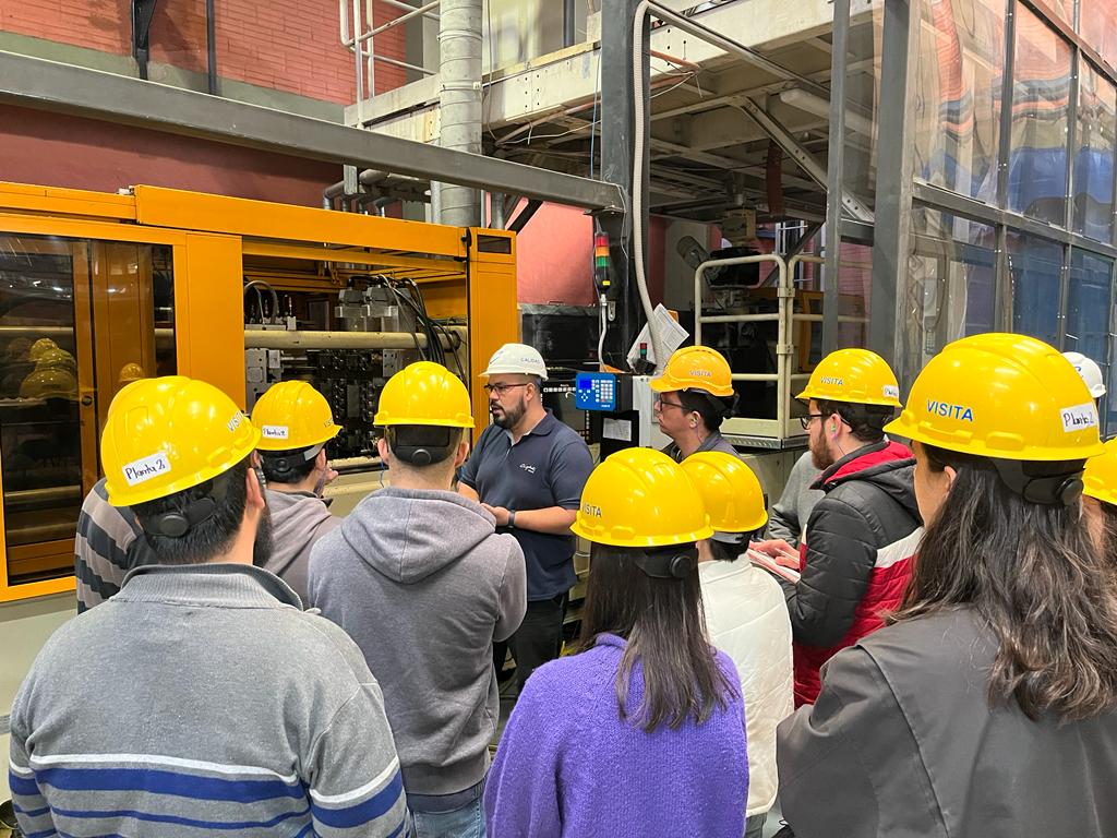Estudiantes de la Carrera de Ingeniería Mecánica de la FIUNA realizaron una visita técnica a Cimplast S.A.C.I.