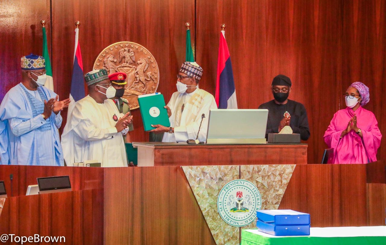 Buhari Assents To N17.127 Trillion Budget In Company Of Lawan, Gbajabiamila
