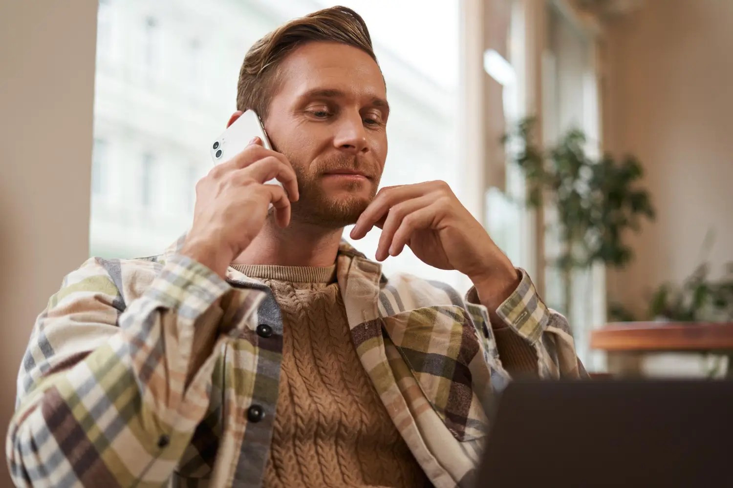 Uomo al telefono. Truffe Telefoniche Energia: cosa fare
