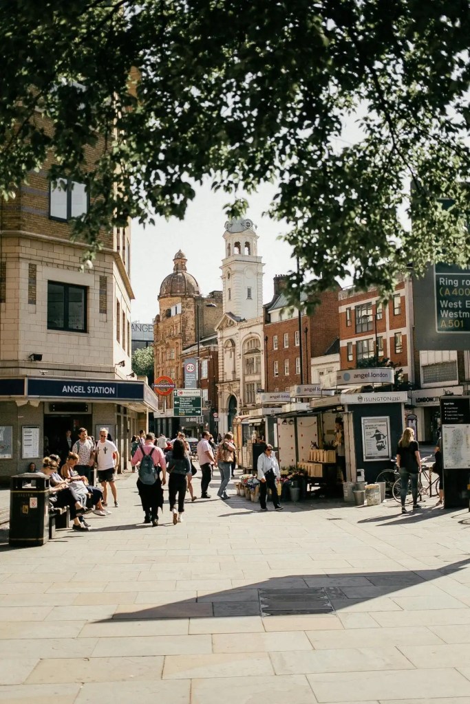 倫敦(London)是英國首都，也是全歐洲經濟、文化中心。4 間世界百大名校都位於倫敦，國際生比例約佔一半，擁有濃厚的學術氛圍和最豐富的研究資源，是台灣學生的留學首選。