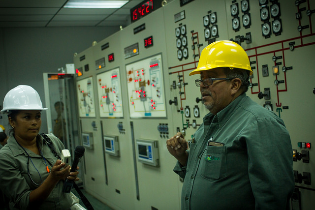 Roberto Cortez, head of operations at the Ahuachapán Geothermal Plant, in western El Salvador, explains the process of energy production using the heat under the earth’s surface, during a tour bt experts and representatives of governments of the region through the first plant of its kind in Central America, built in the 1970s. Credit: Edgardo Ayala/IPS