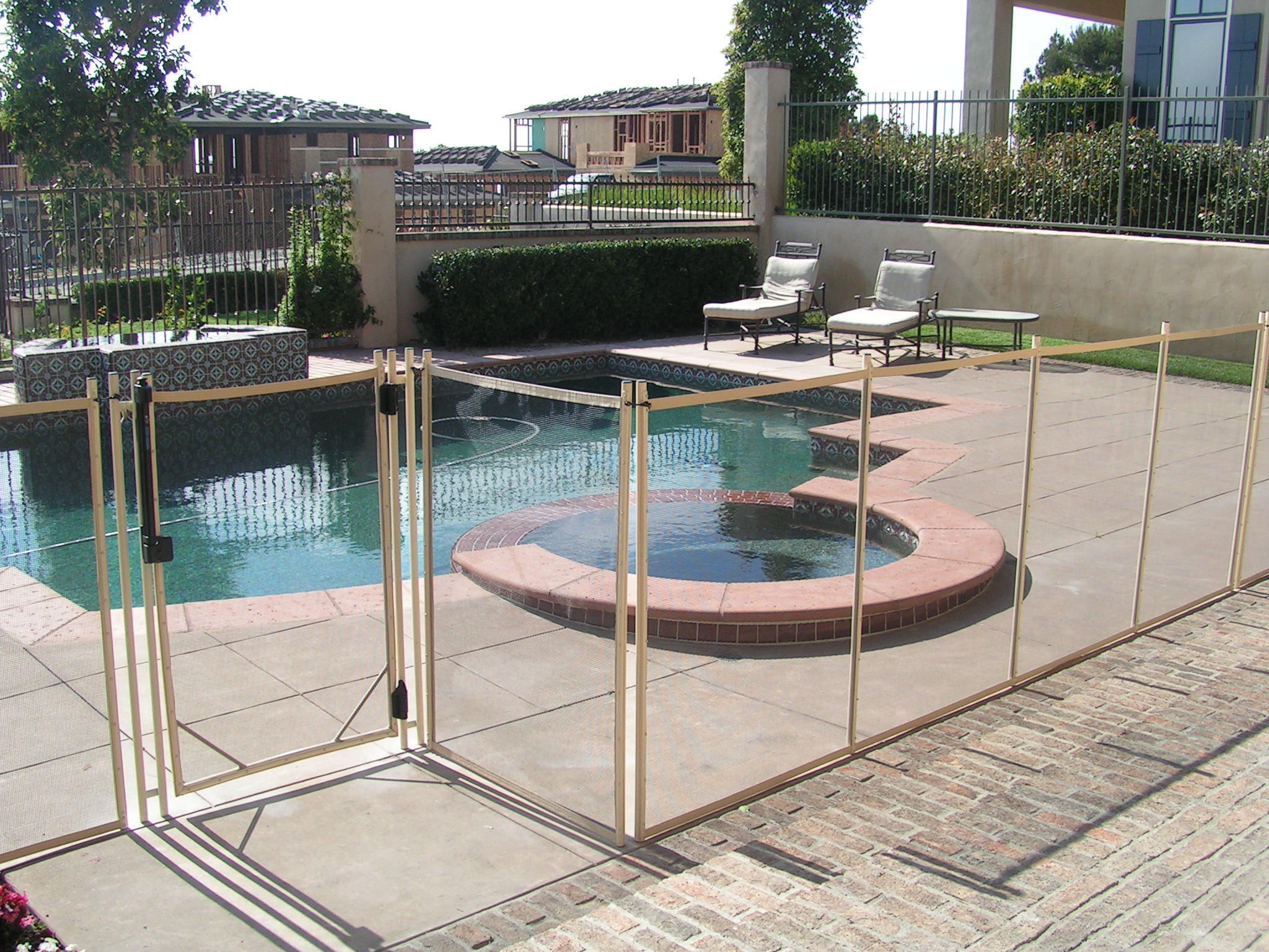 Mesh pool fence