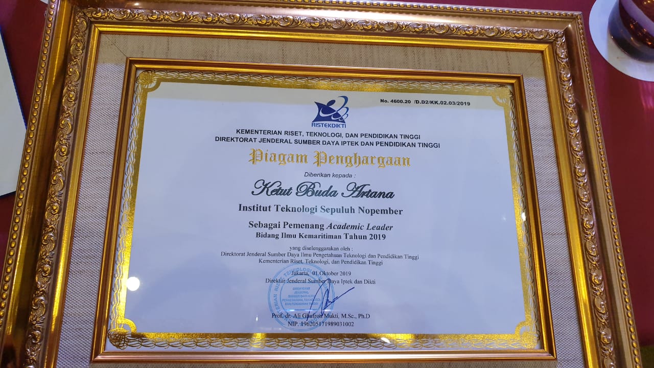 Three Its Lecturers Achieved 2019 Academic Leader Award Its News Contextual translation of penghargaan into english.