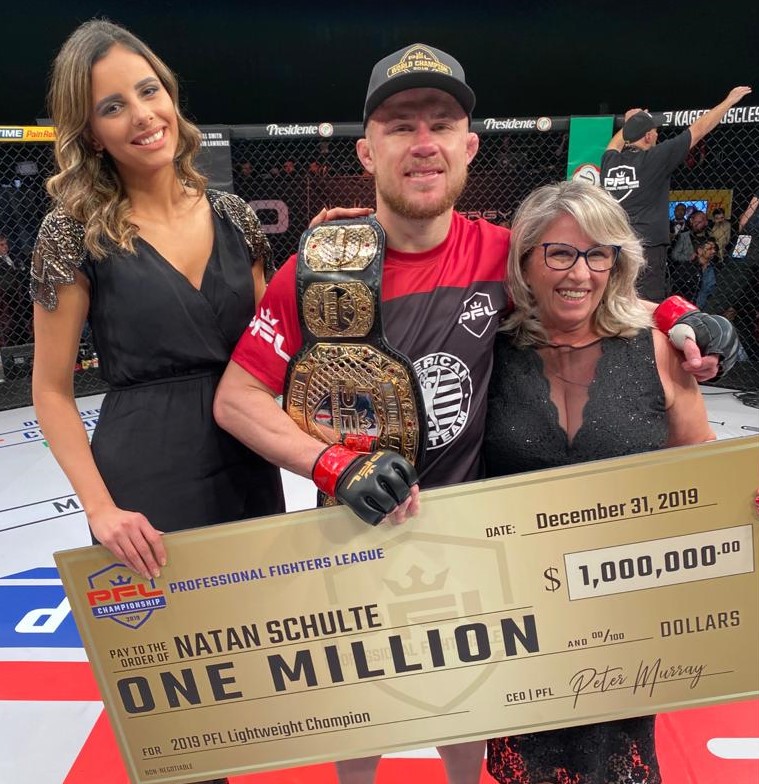 Joinvileiro vence mundial de MMA, ganha US$ 1 milhão e cinturão das mãos de Mike Tyson