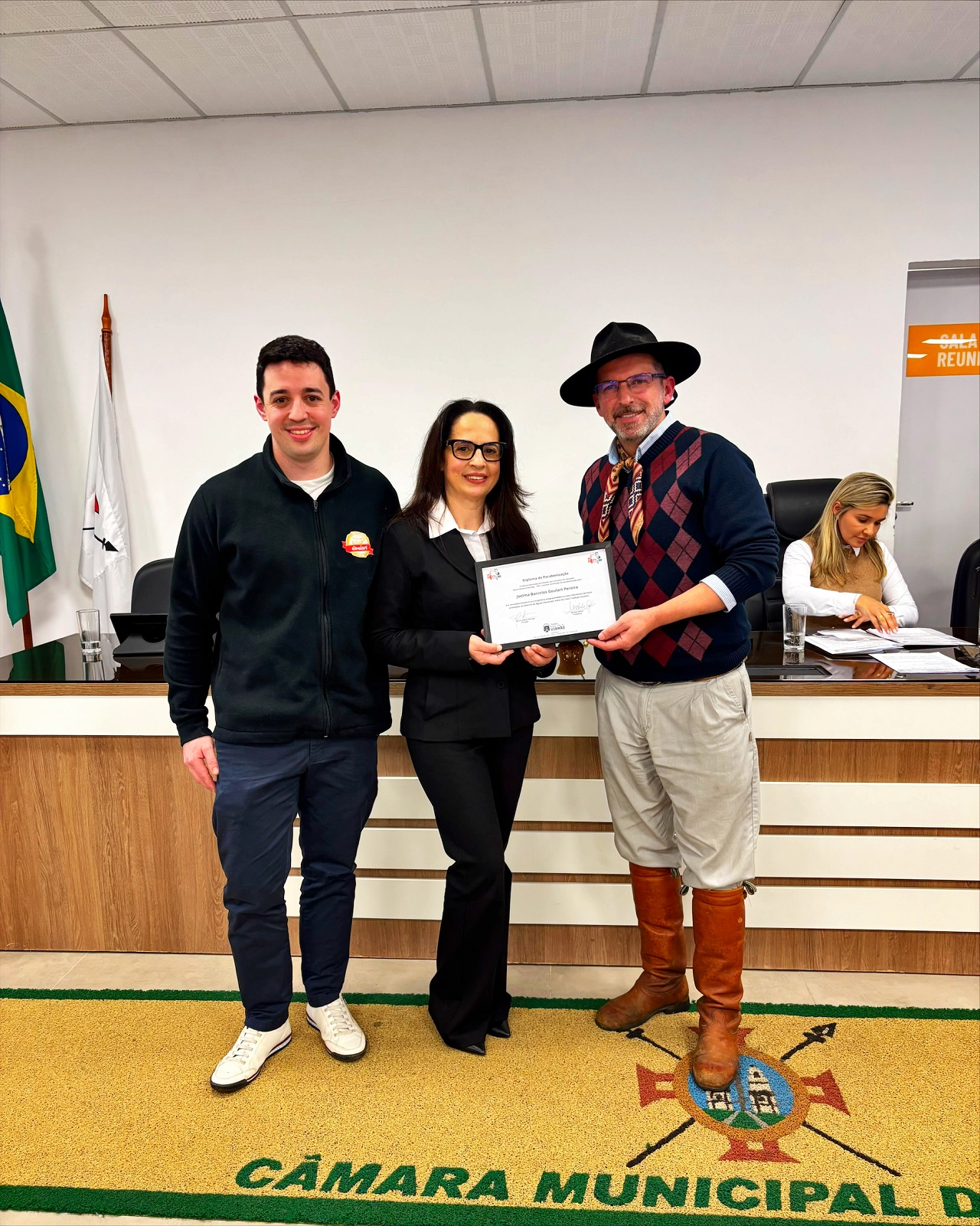 Vereador Borrega entrega homenagem à empresária da Casa Tradição Goulart