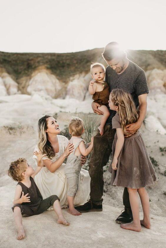 30+ best summer family photo ideas: what to wear and more!