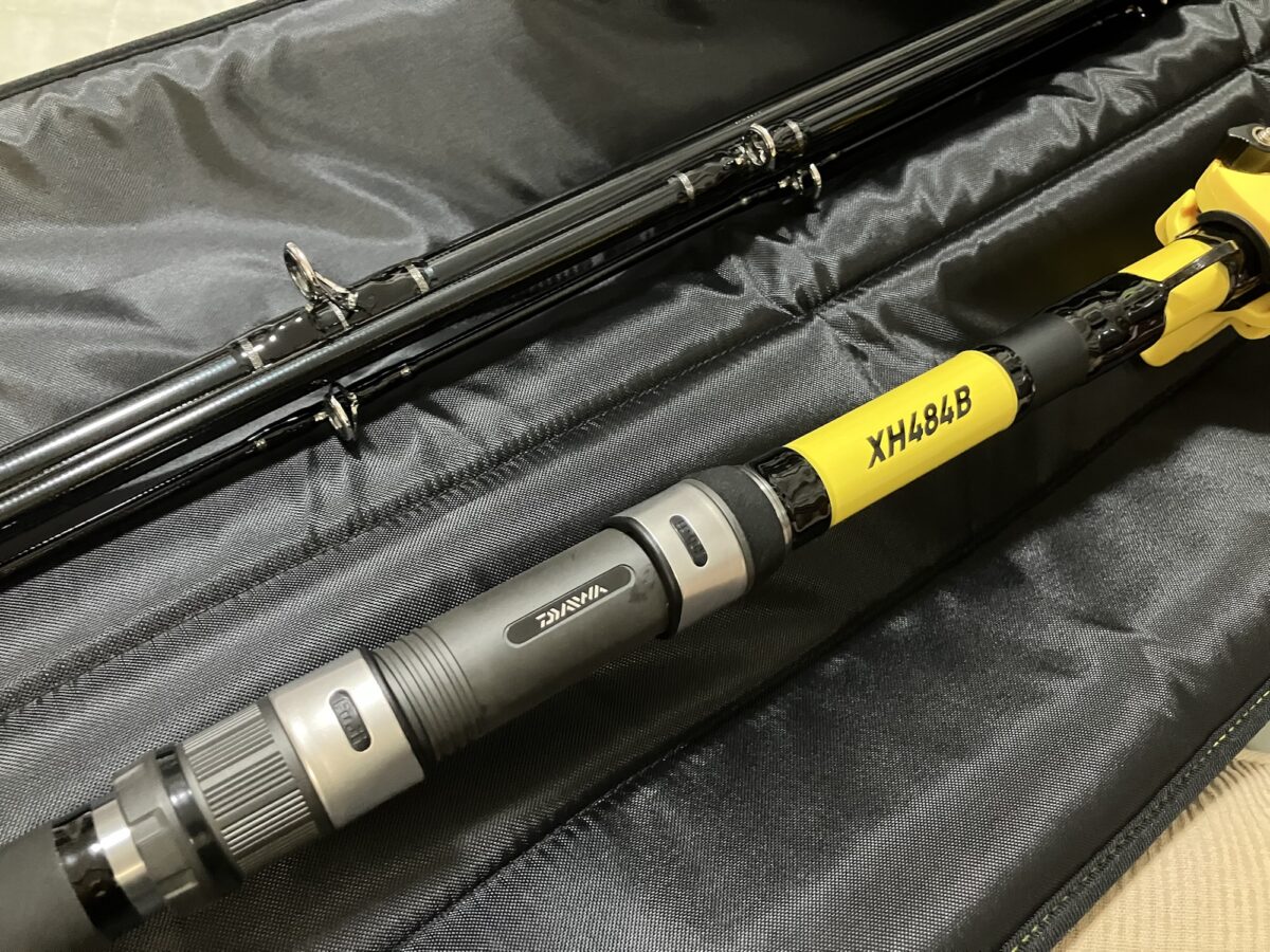 XH484Bの元竿と穂先側の各節を竿袋に並べた開封直後の状態