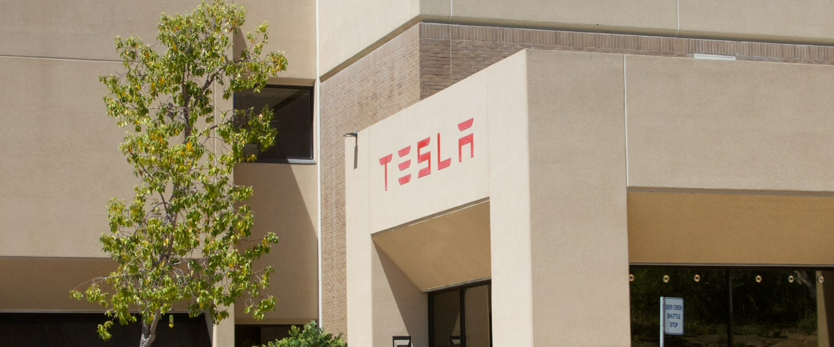 Въпреки трудностите и скептицизма на аналитиците автомобилната компания на Илън