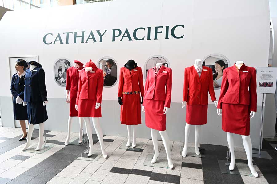 歴代制服や新ビジネス紹介 キャセイパシフィック航空、日本就航65周年