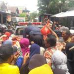 Ribuan Paket Sembako FJB dan PT AGM Diserbu Warga Terdampak Banjir