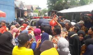 Ribuan Paket Sembako FJB dan PT AGM Diserbu Warga Terdampak Banjir