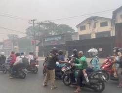 Kabut Asap Selimuti Kalimantan Selatan, Paman Birin Turun ke Jalan Bagikan Masker