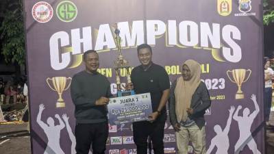 Kemenangan sukses diraih MLN setelah mengkandaskan MMS-A dalam final Turnamen Bola Voli Gunung Sambung 2023 kategori putra, sedangkan tim Banjarbaru Utara (BBU) menjuarai kategori putri, Sabtu (1/12/2023) malam. (Foto: Katajari.com)