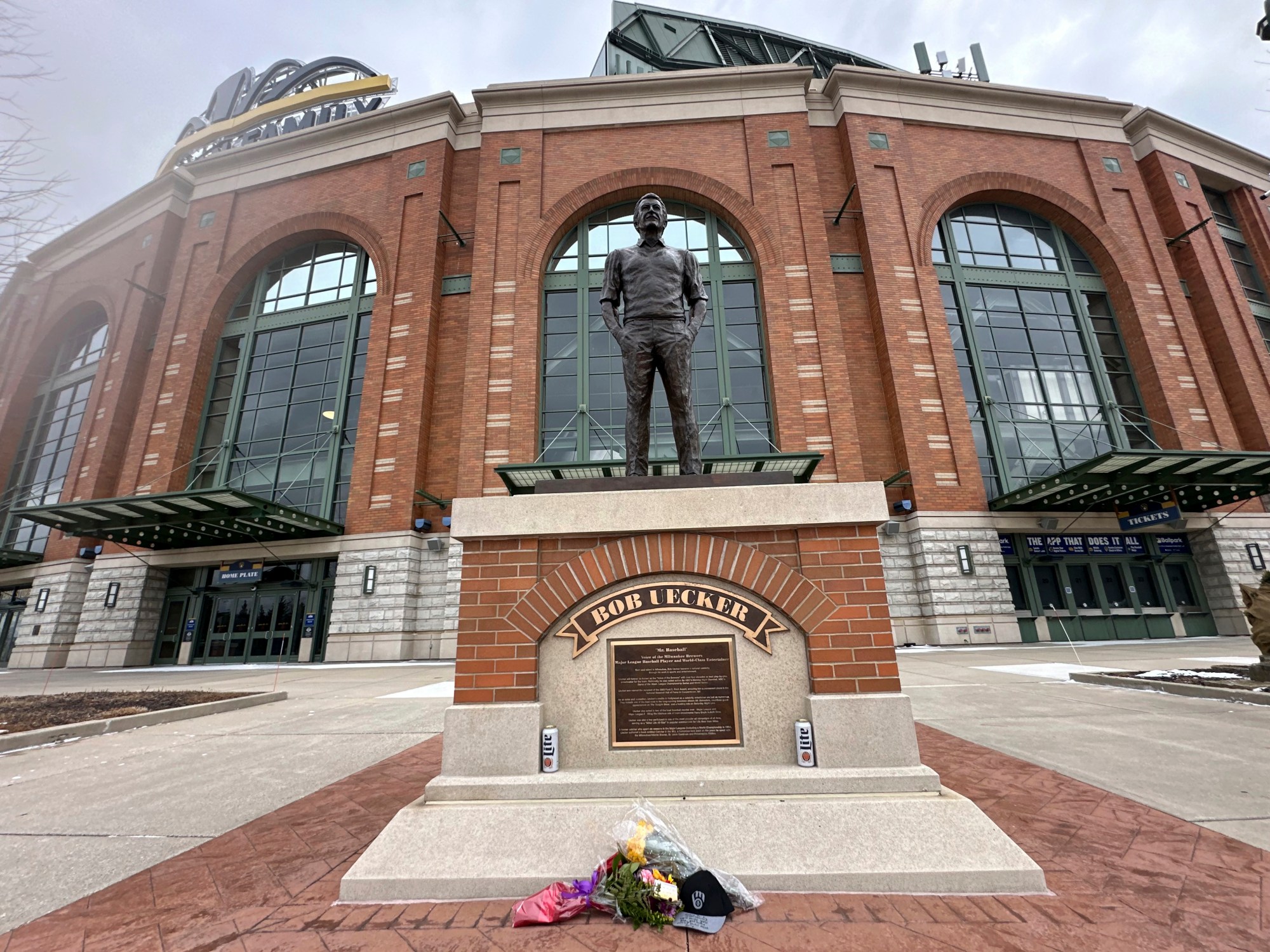 Reactions to the death of &lsquo;Mr. Baseball,&rsquo; longtime Brewers 