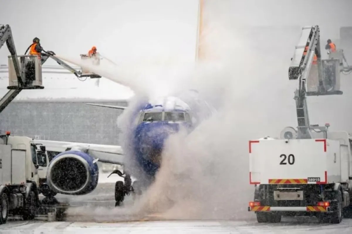 عاصفة تاريخية تجتاح أمريكا: آلاف الرحلات ملغاة وانقطاع الكهرباء يطال مئات الآلاف