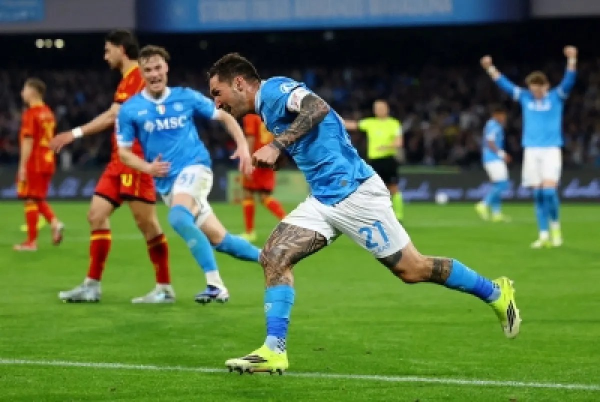 نابولي يعود بقوة ويهزم ليتشي في قمة مثيرة بالدوري الإيطالي