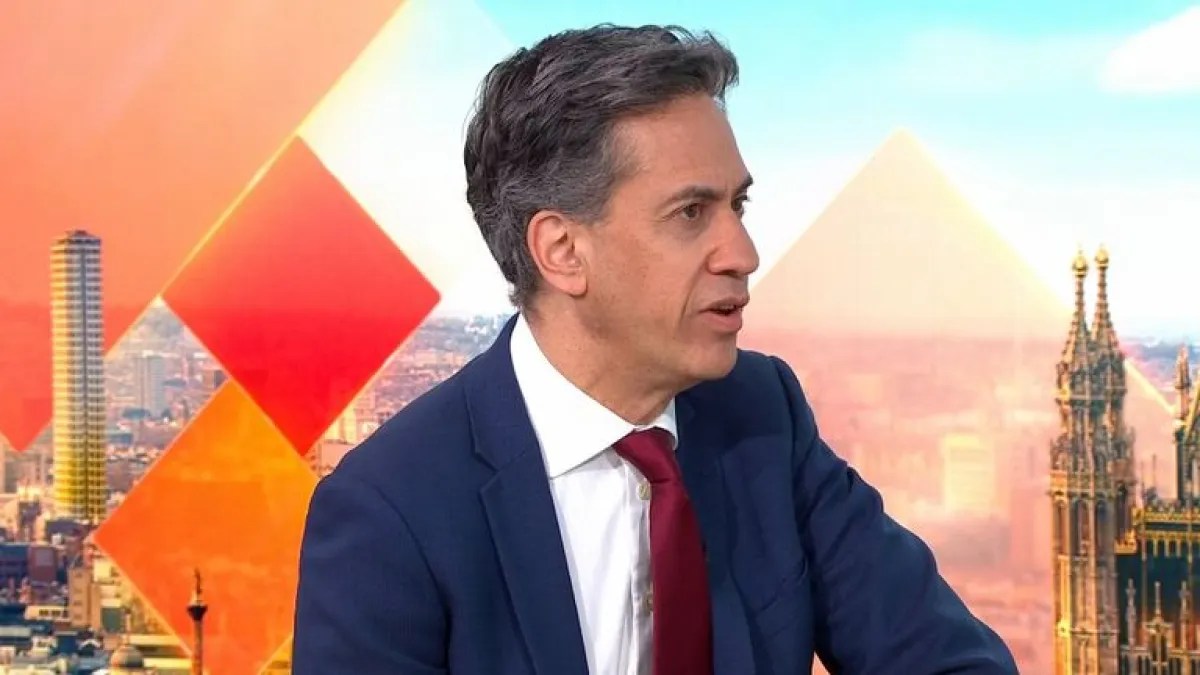 ميلباند يبحث فصل أسعار الكهرباء عن الغاز لخفض فواتير الأسر وسط دعوات للتنقيب في بحر الشمال