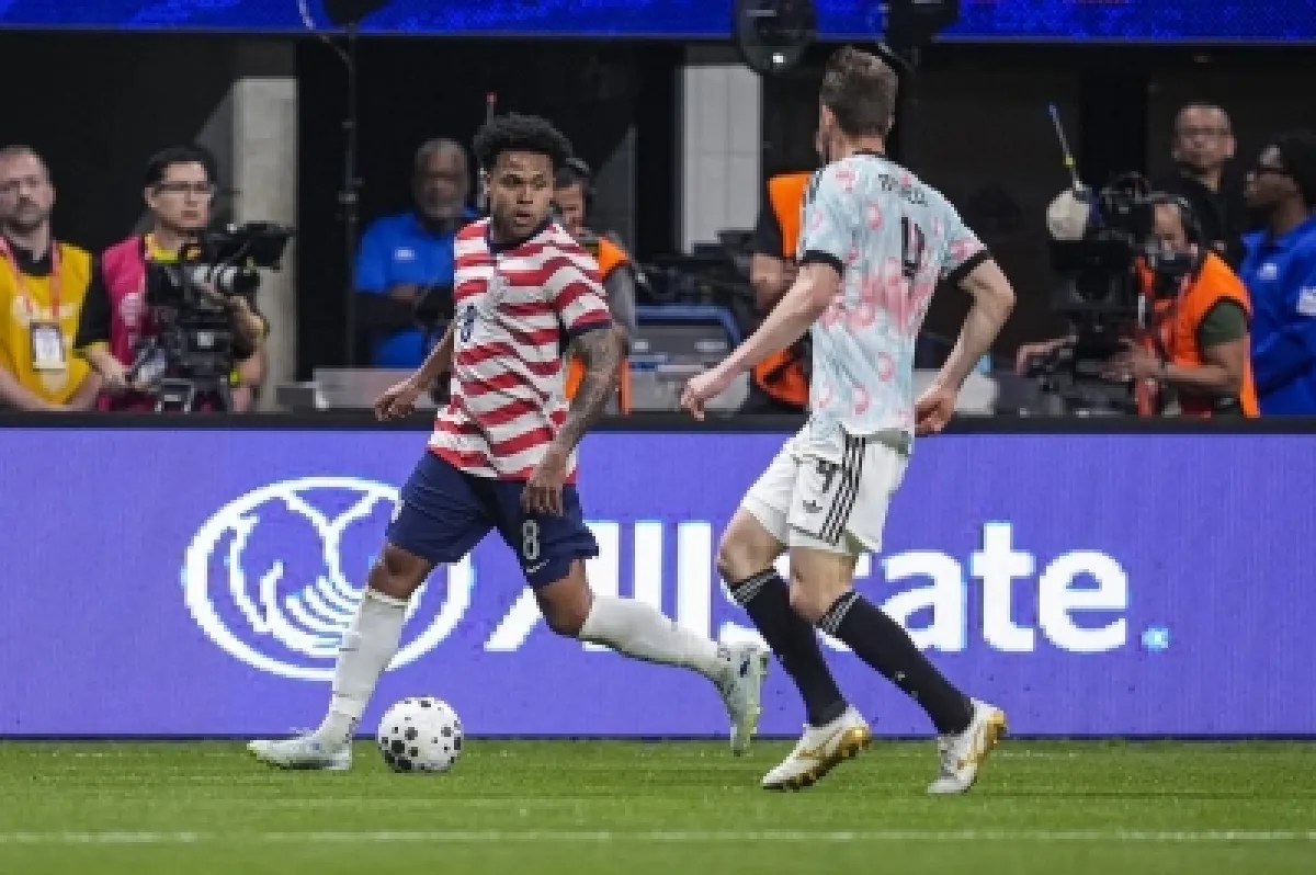 إرباك في الملعب: تشابه قمصان أمريكا وبلجيكا يثير غضب الجماهير واللاعبين