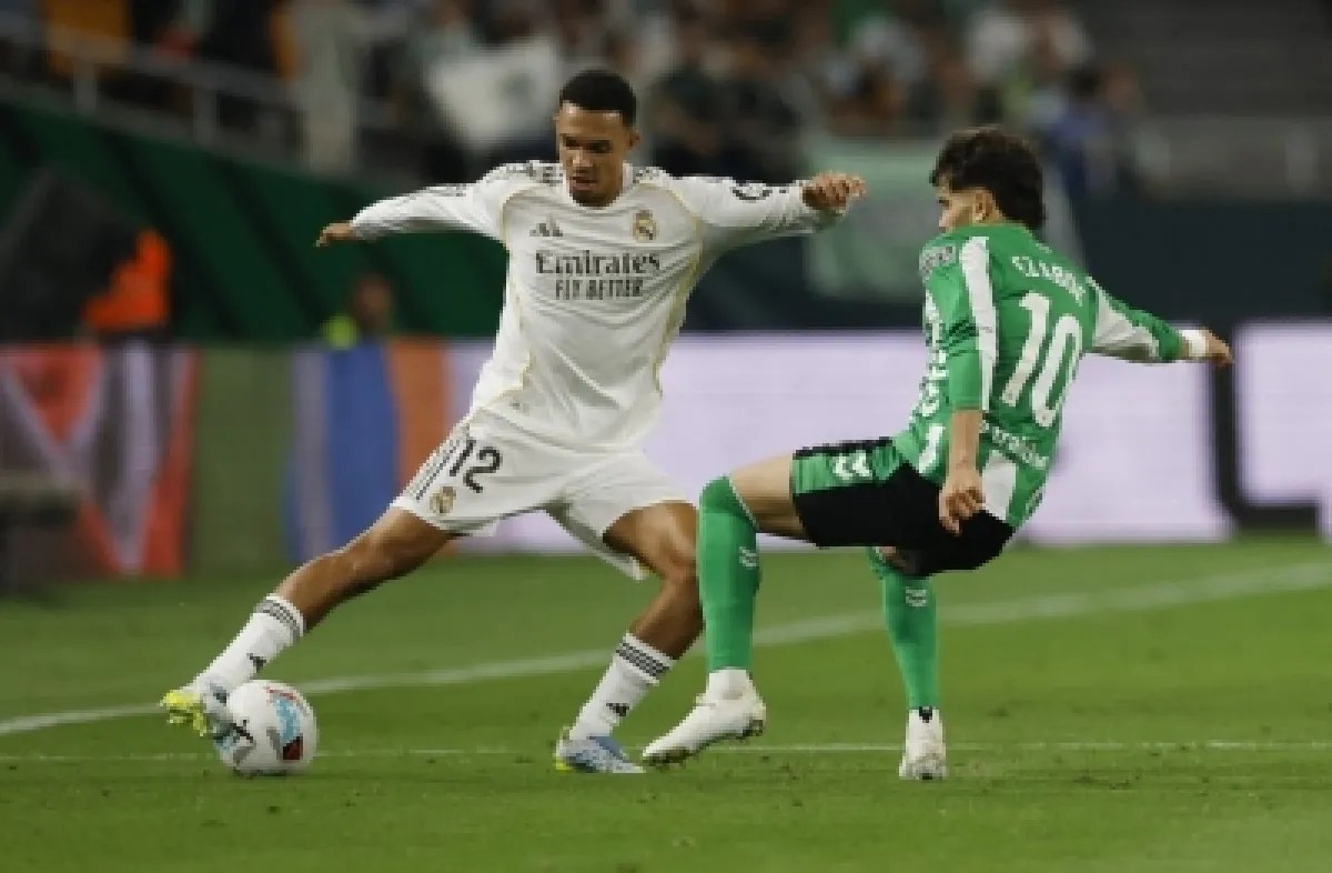 ريال مدريد يتعثر أمام بيتيس ويتسع الفارق مع برشلونة