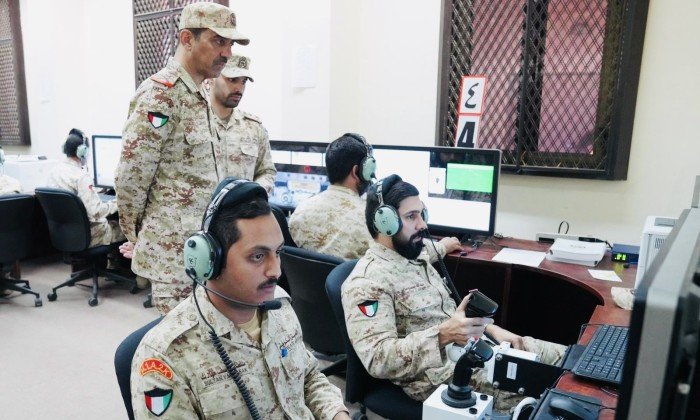 رئيس الأركان العامة للجيش الكويتي يقوم بزيارة لواء الشهيد المدرع (35)