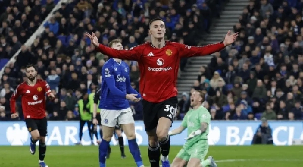 يونايتد ينتزع فوزاً صعباً من إيفرتون ويتمسك بالمركز الرابع يونايتد ينتزع فوزاً صعباً من إيفرتون ويتمسك بالمركز الرابع