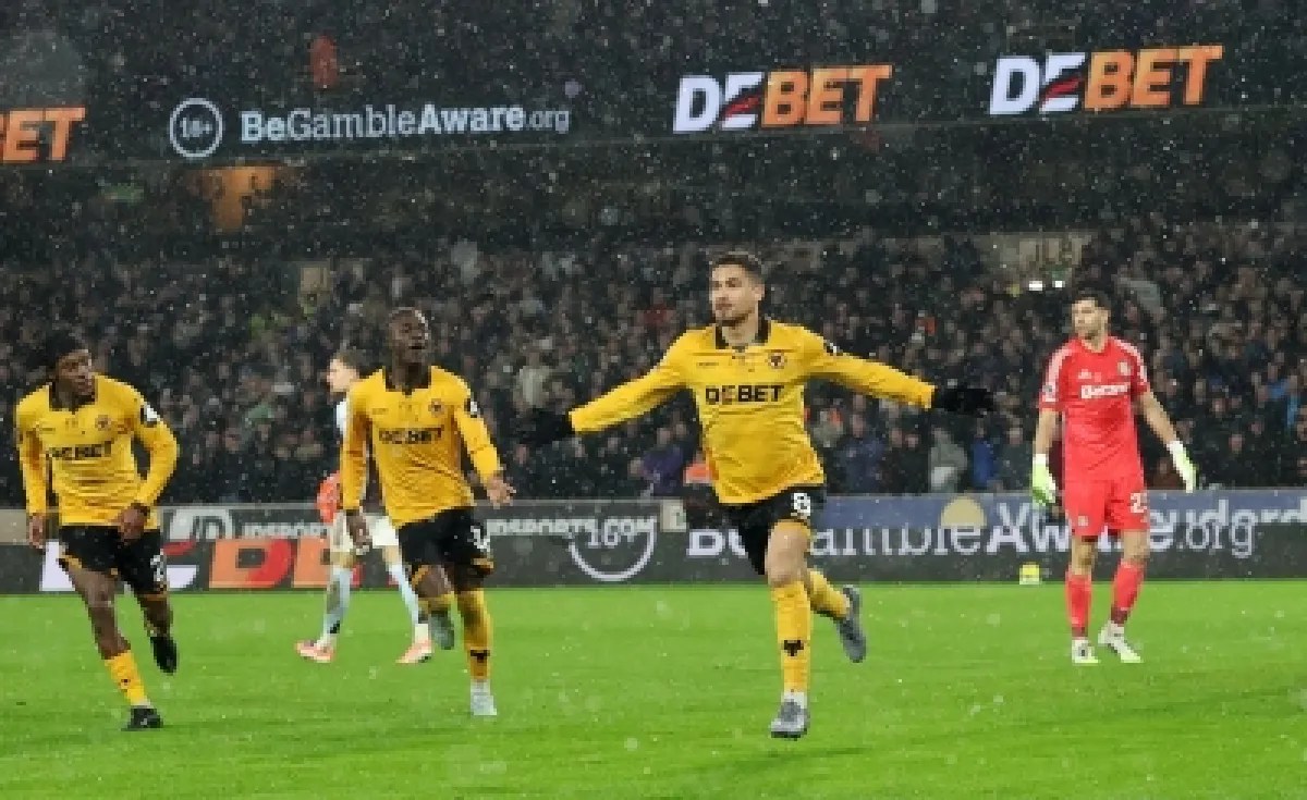 ولفرهامبتون يحقق فوزاً تاريخياً ويجنب نفسه لقب الأسوأ في البريميرليج